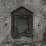 A catturare infine la nostra attenzione � un�edicola votiva posta all�angolo del basso fabbricato adiacente alla villa. Un tempietto che in passato ospitava un�immagine sacra, ma che oggi risulta completamente vuota, abbellita unicamente da una corona di fiori finti